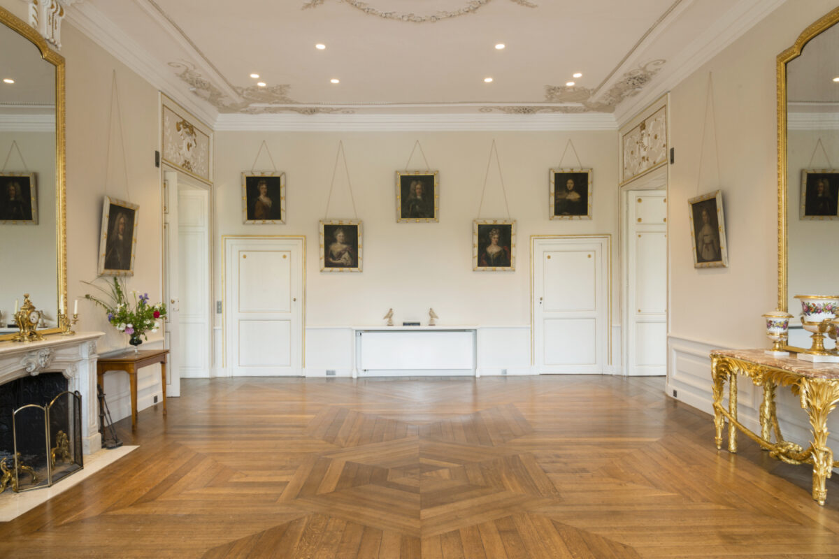 chateau-bayard-grand-salon-cadres