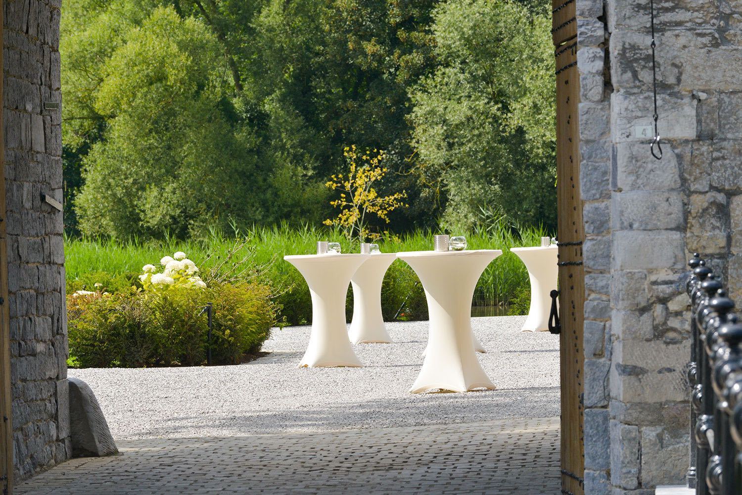 chateau-bayard-la-cour-tables